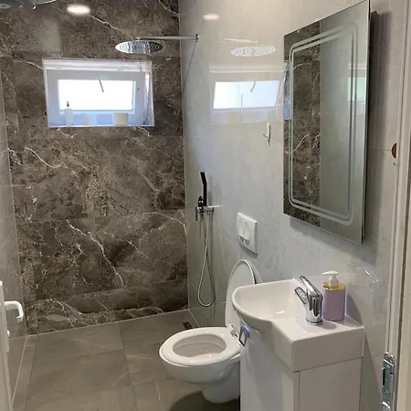 Stonehouse بيت ضيافة فالبني