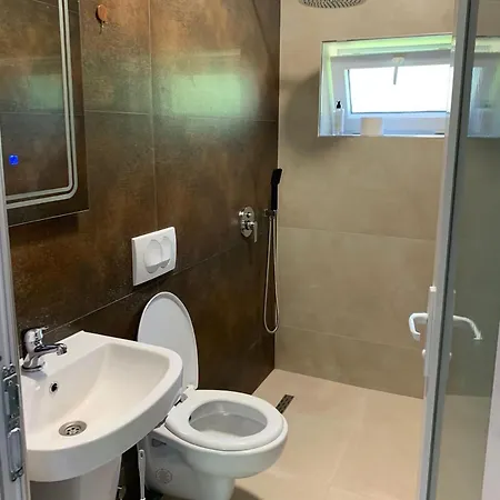 Stonehouse ゲストハウス 3*