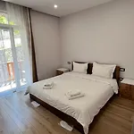 招待所 Stonehouse