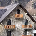 Stonehouse 招待所 3*