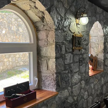 Stonehouse ולבונה
